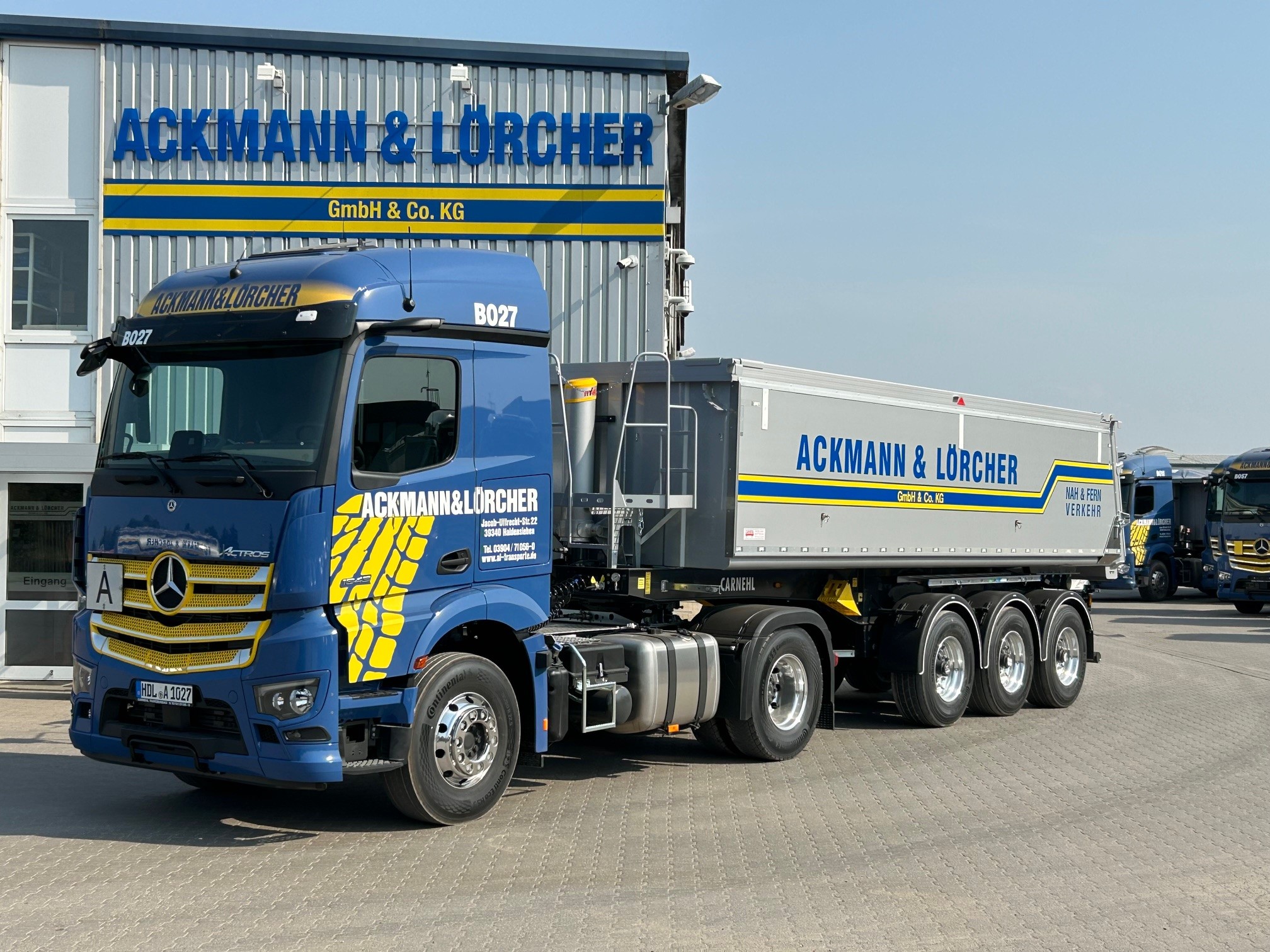 Muldenkipper von Ackmann & Lörcher vor Firmengebäude