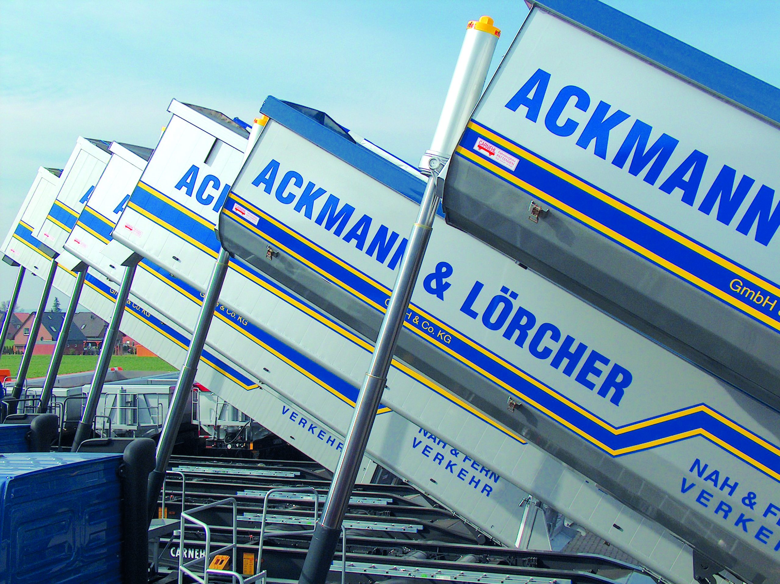 Muldenkipper von Ackmann & Lörcher beim Entladen